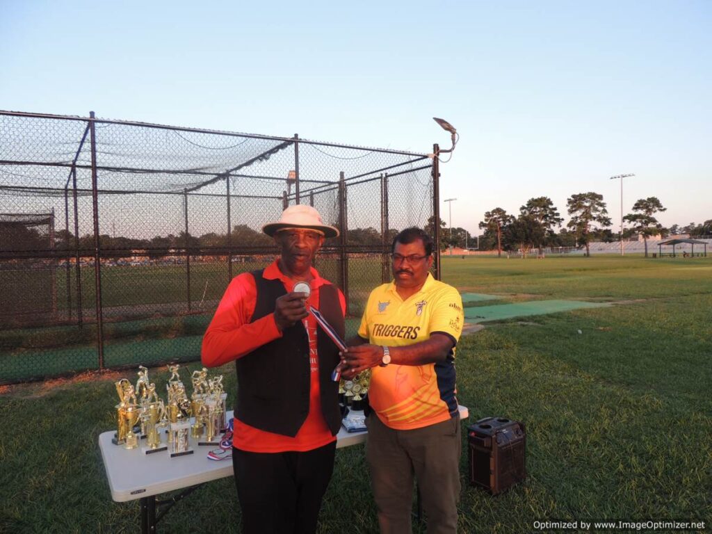 Umpire Keith was the Chief Guest and gave away the awards